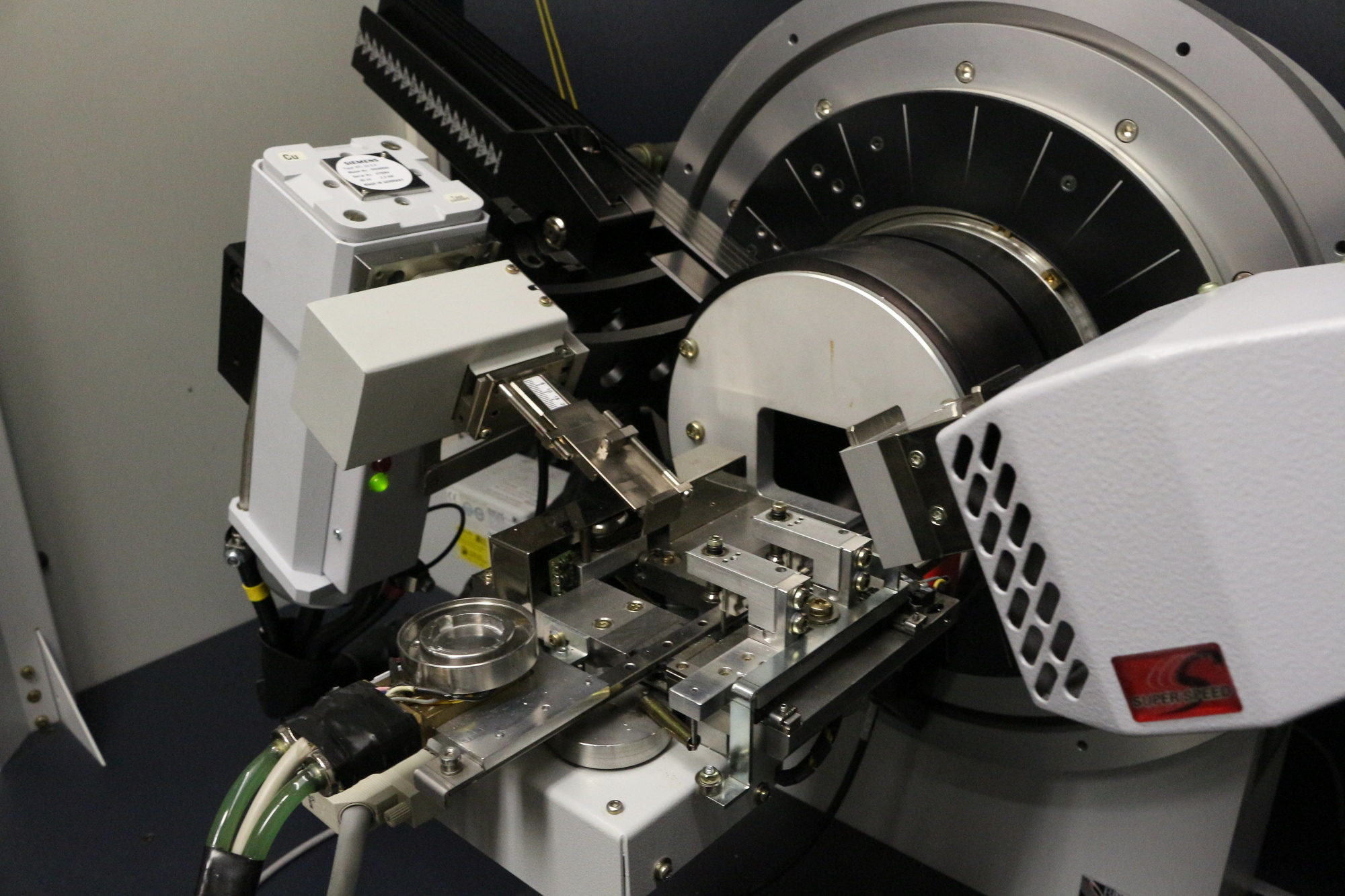 Bruker D8 with temperature-controlled reaction chamber equipped with LYNXEYE detector