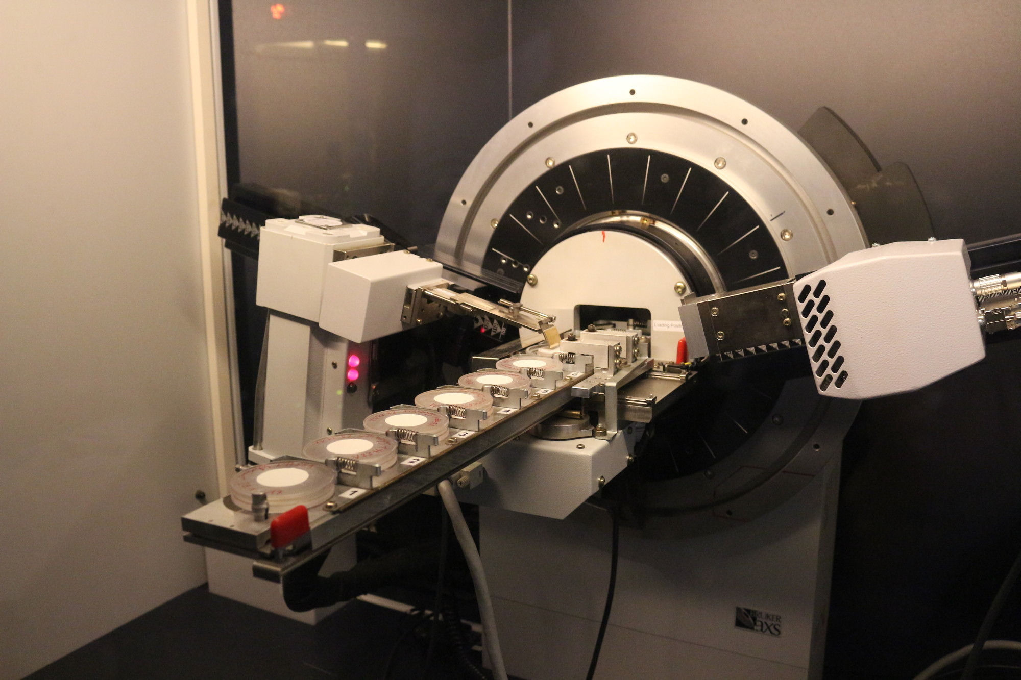 Bruker D8 with 9-fold sample changer equipped with LYNXEYE detector