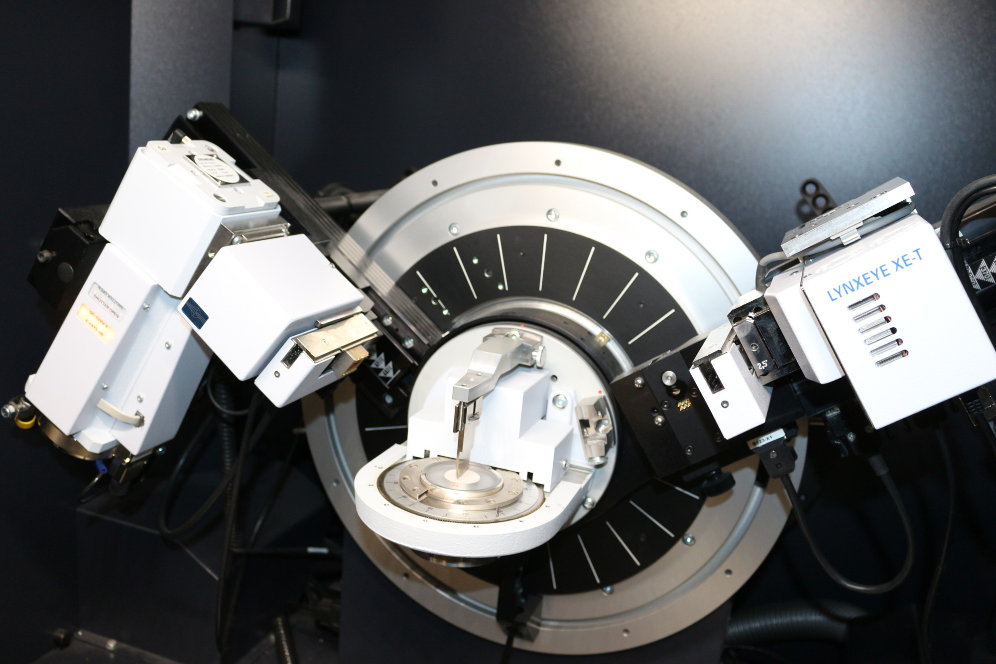 Bruker D8 Advance daVinci design with temperature-controlled reaction chamber equipped with an energy-dispersive LYNXEYE-XE-T detector