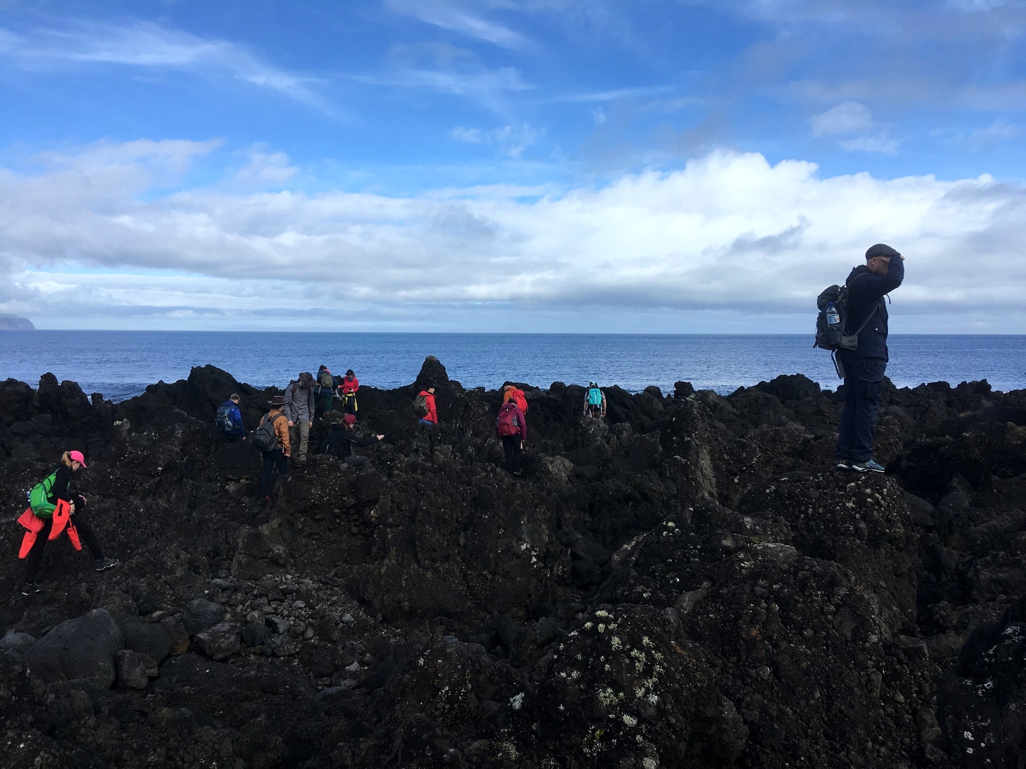 Studenten bei der Untersuchung eines A'a Lavafeldes, Nordküste der Insel Pico.