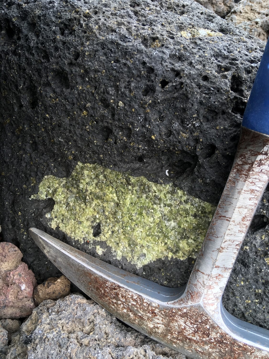 In Praia do Norte - im Nordwesten von Faial - liegt die Typlokalität von Faialit, dem Eisenendglied des Olivin. Sie treten in mafischen Lavaflows mit großen Xenolithen auf. Es handelt sich hier allerdings nicht um reinen Faialit. Der Olivin hier hat einen Forsteritanteil von 50-55%!