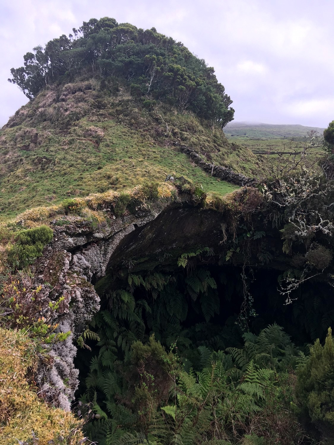 Hornito im Hintergrund und Zugang zu einem Lavatunnel über ein Skylight (Pico).