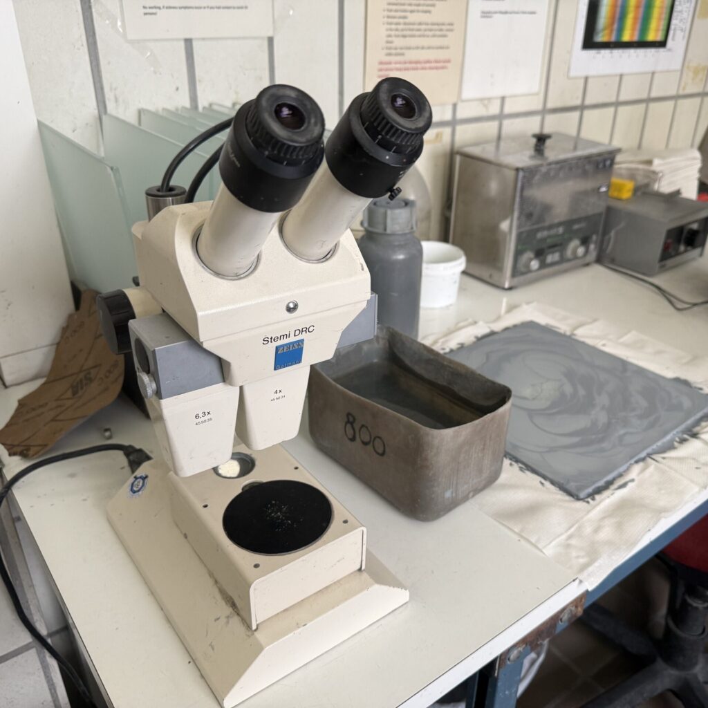 grinding devices for thin sections