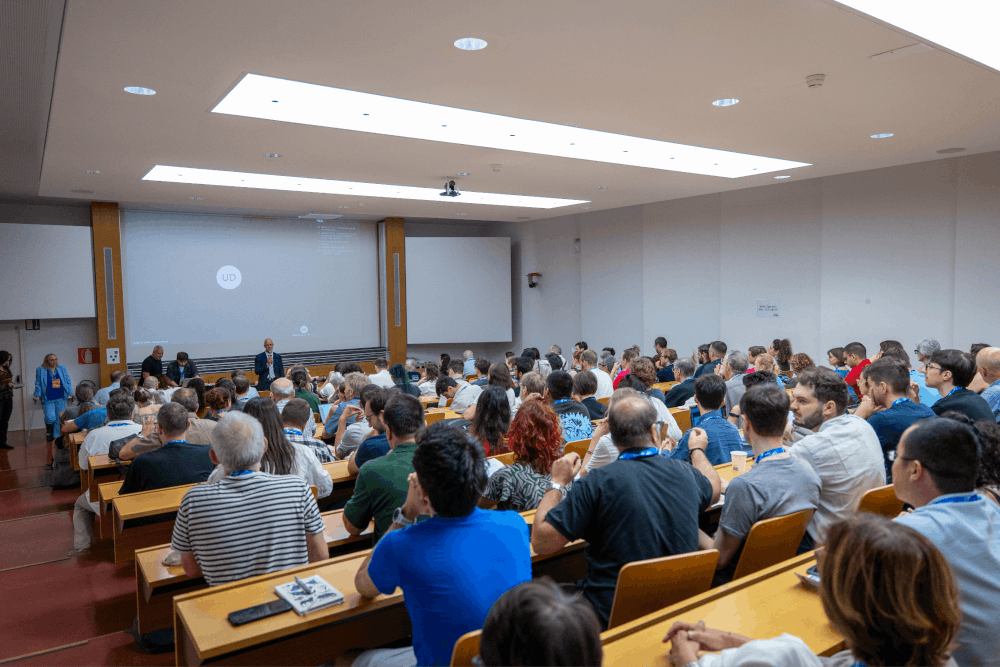 Aula Magna der Universität Bozen mit Tagungsteilnehmern (Bild: Marco Vegetti)