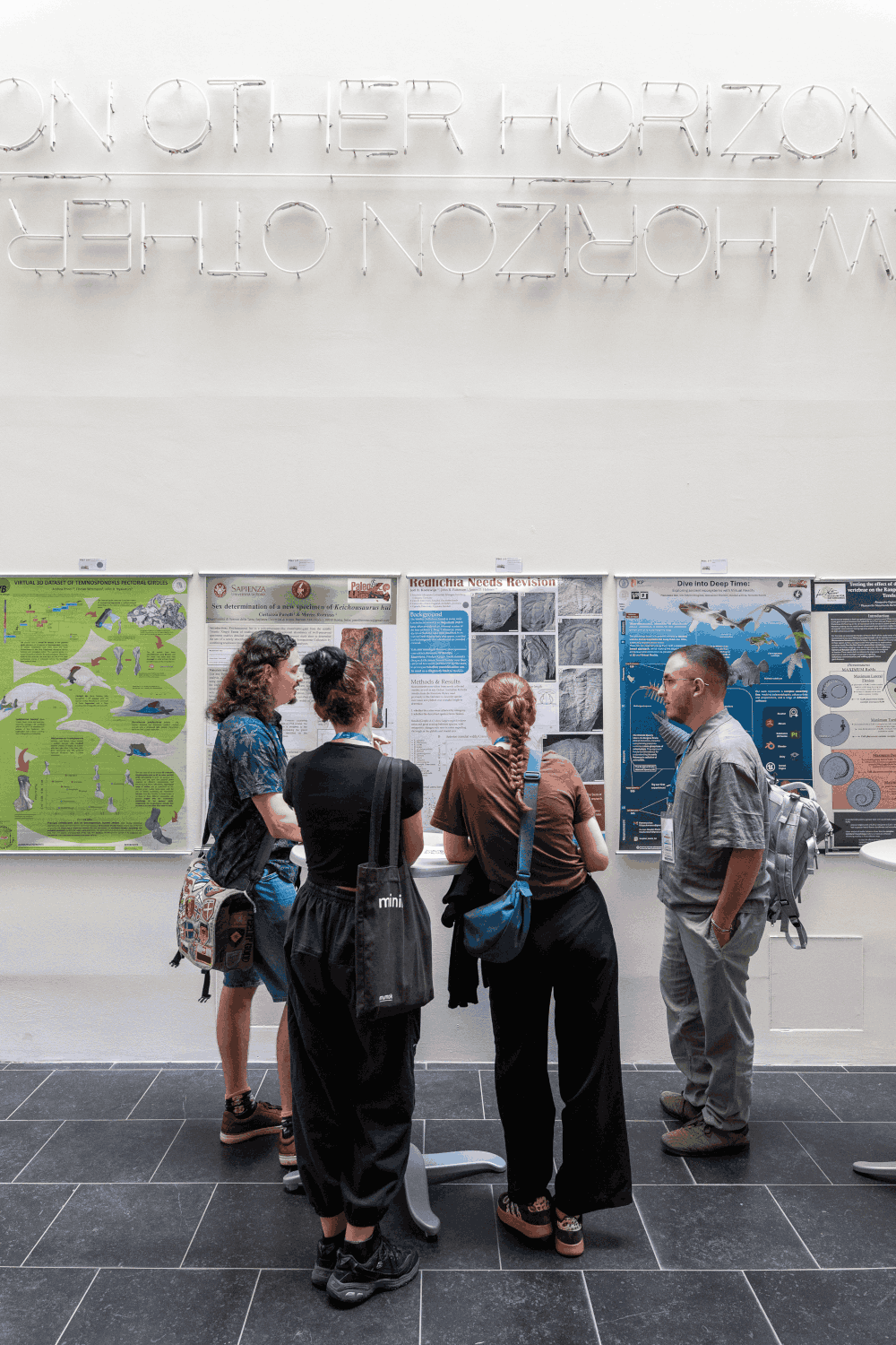 Treppenaufgang der Universität Bozen mit Posterausstellung (Bild: Marco Vegetti)